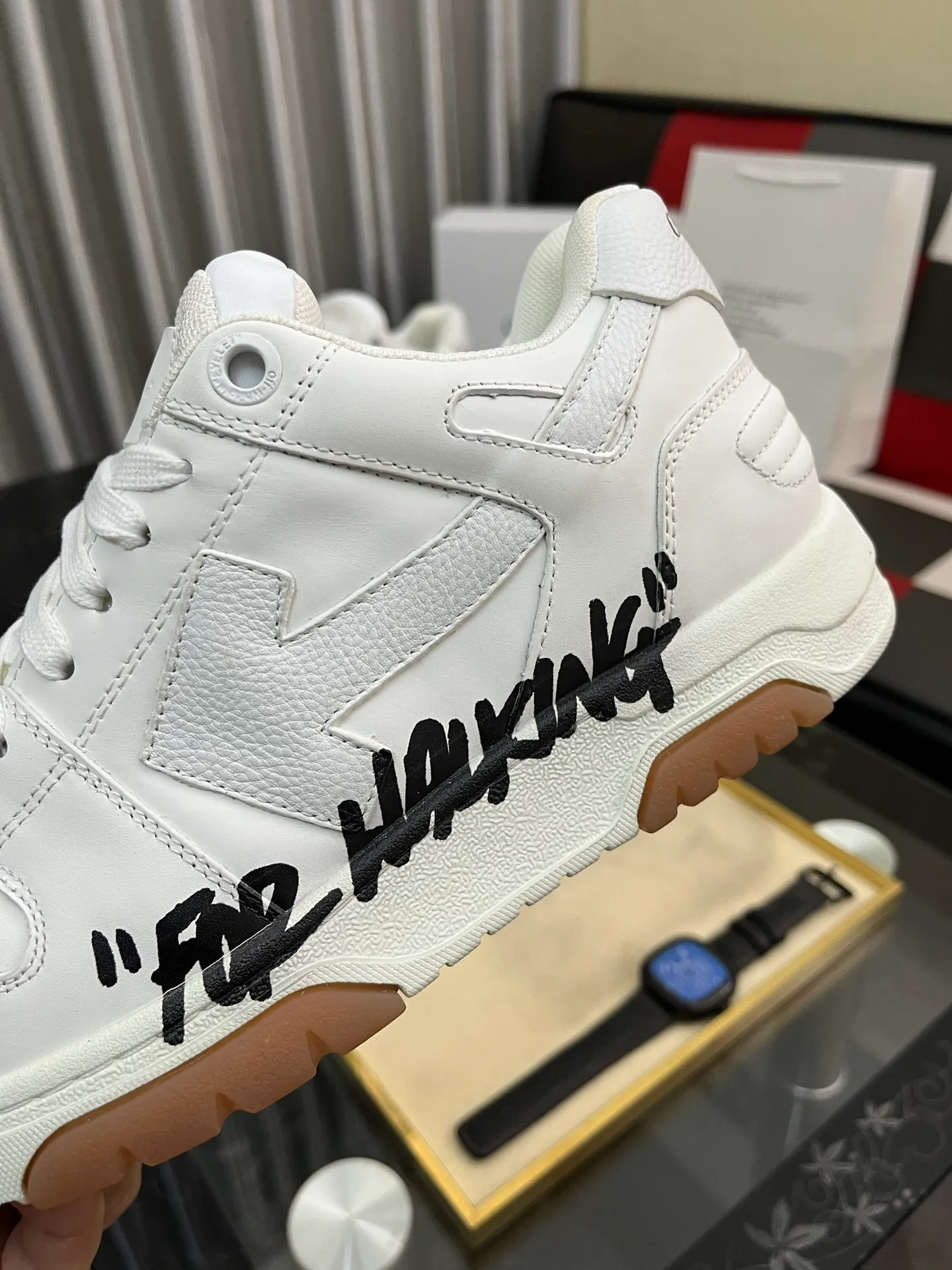 Men's shoes 💰600⌚️⌚️ OFF-White C/O VirGil Abloh fashionable and versatile casual shoes. Exclusive first release of the new model. Made of environmentally friendly cowhide leather and mesh fabric upper material. The insole is embedded with foam cushioning EVA material. The correct midsole is equipped with EVA lightweight cushioning. External tooth nail rubber outsole. The correct accessories can be customized simultaneously. Women's model: 35-40 Men's model: 39-45